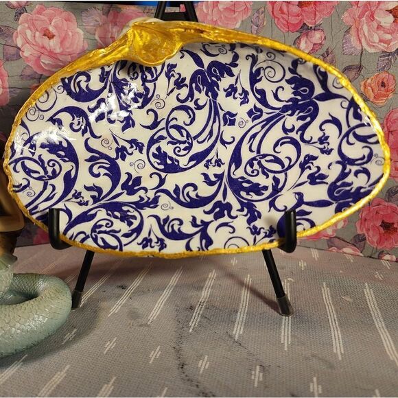DECOUPAGE CLAM SHELL DECOUPAGE PURPLE SWIRLS ON A CLAM SHELL TRINKET DISH - Picture 1 of 11
